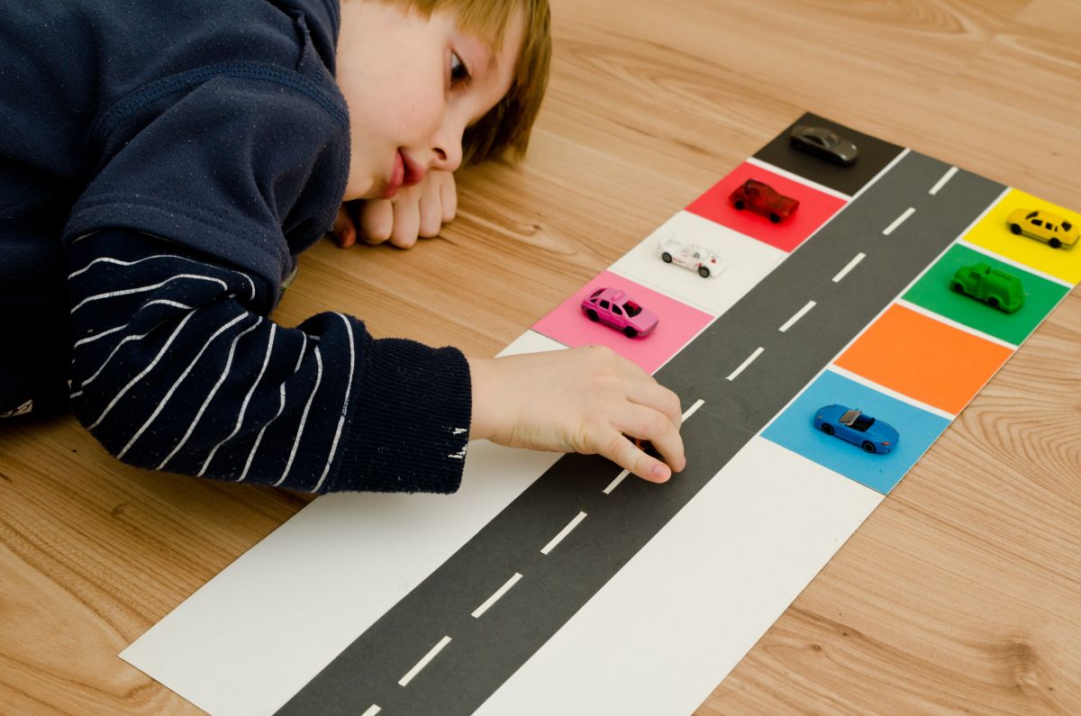 kindernetzwerk mobbing kind schule kinder traurig Kind liegt traurig auf dem Boden und spielt allein