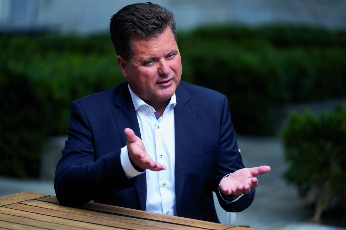 Jürgen Dusel, Beauftragter der Bundesregierung für die Belange von Menschen mit Behinderungen, am Holztisch im Freien. Jürgen Dusel, Beauftragter der Bundesregierung für die Belange von Menschen mit Behinderungen, am Holztisch im Freien.