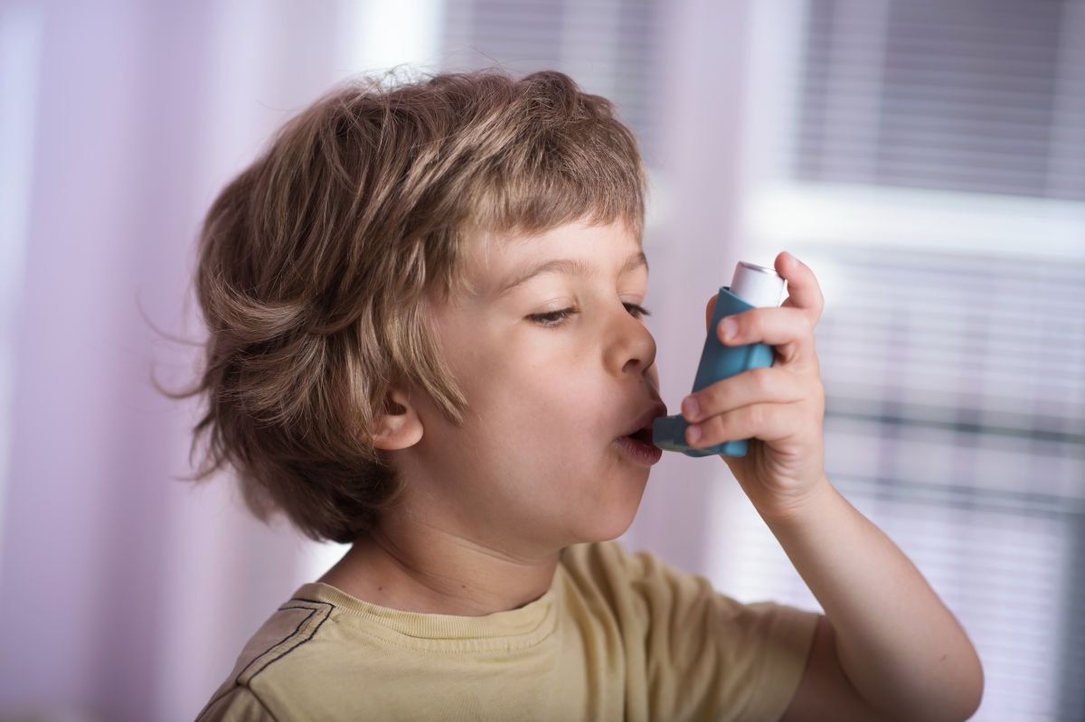 Kleiner Junge mit Asthma-Inhalator