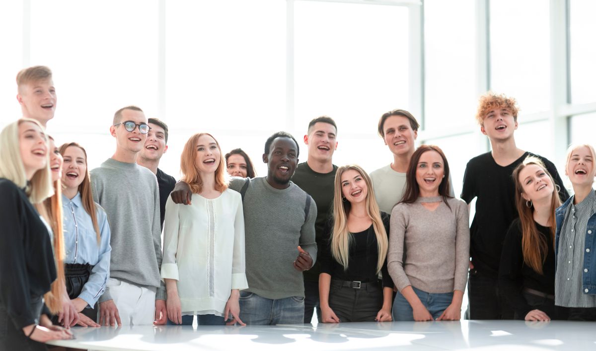 Junges Mädchen mit braunen langen Haaren hält den Daumen hoch. Junges Mädchen mit braunen langen Haaren hält den Daumen hoch.