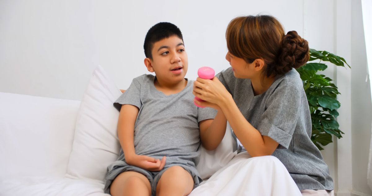 Junges Mädchen mit braunen langen Haaren hält den Daumen hoch. Junges Mädchen mit braunen langen Haaren hält den Daumen hoch.