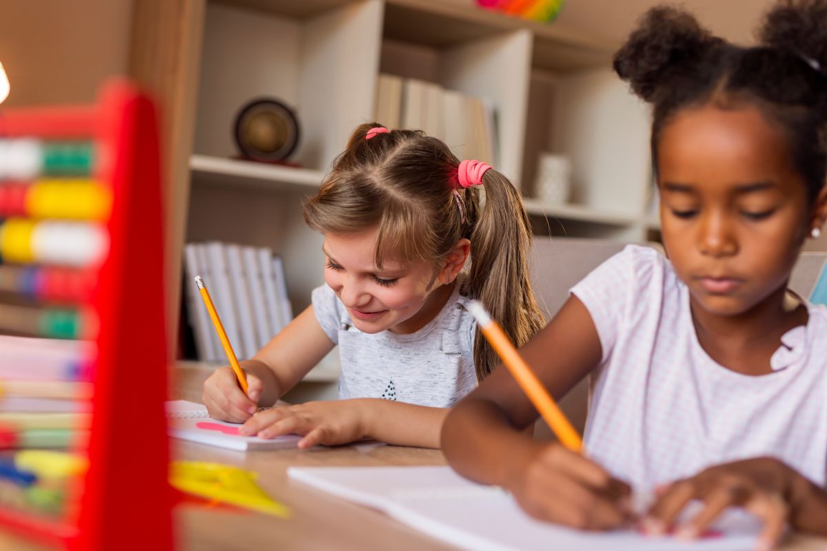 Zwei Kinder beim Schreiben in der Schule. Zwei Kinder beim Schreiben in der Schule.