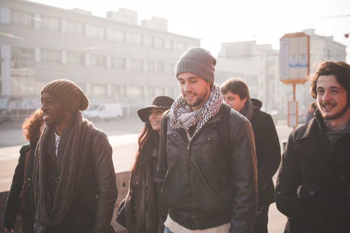 Gruppe Jugendlicher auf der Straße. Gruppe Jugendlicher auf der Straße.