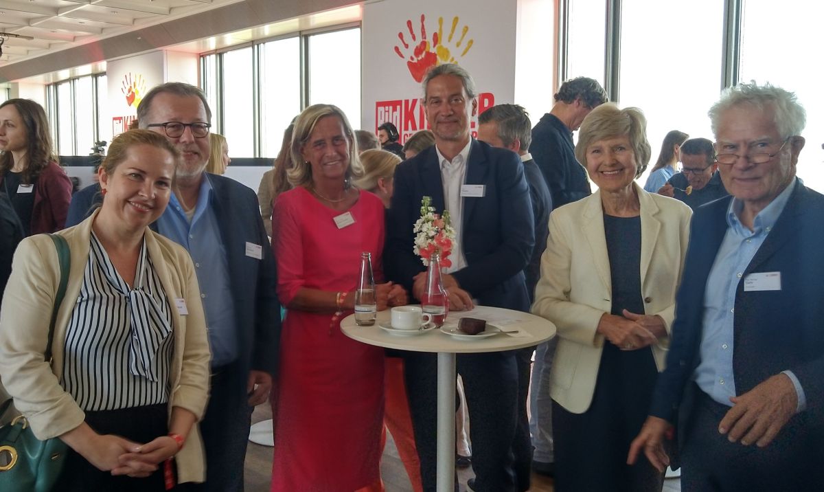Foto v.l.: Kathrin Jackel-Neusser (knw), Dr. Thomas Fischbach (BVKJ), Annette Grüters-Kieslich (Uni Heidelberg), Dr. Jakob Maske, Elfriede Springer, Prof. Manfred Gahr Foto v.l.: Kathrin Jackel-Neusser (knw), Dr. Thomas Fischbach (BVKJ), Annette Grüters-Kieslich (Uni Heidelberg), Dr. Jakob Maske, Elfriede Springer, Prof. Manfred Gahr