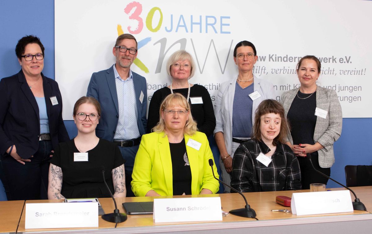 von links nach rechts: Kerstin Held, Vorsitzende Bundesverband behinderter Pflegekinder e.V. BbP Sarah Brandsmeier, selbst betroffene junge Erwachsene, Deutsche Ehlers-Danlos Initiative e.V. Sebastian Kahnt, betroffener Vater, Geschäftsführer Bundesverband Herzkranke Kinder e.V. (BVHK) Susann Schrödel, stellvertretende Vorsitzende knw Kindernetzwerk e.V. Dr. Annette Mund, Vorsitzende knw Kindernetzwerk e.V. Dr. med. Henriette Högl, Geschäftsführerin des knw Kindernetzwerks e.V. Leonie Welsch, selbst betroffene junge Erwachsene, Elterninitiative Apert-Syndrom und verwandte Fehlbildungen e.V. Kathrin Jackel-Neusser, Geschäftsführerin des knw Kindernetzwerks e.V. von links nach rechts: Kerstin Held, Vorsitzende Bundesverband behinderter Pflegekinder e.V. BbP Sarah Brandsmeier, selbst betroffene junge Erwachsene, Deutsche Ehlers-Danlos Initiative e.V. Sebastian Kahnt, betroffener Vater, Geschäftsführer Bundesverband Herzkranke Kinder e.V. (BVHK) Susann Schrödel, stellvertretende Vorsitzende knw Kindernetzwerk e.V. Dr. Annette Mund, Vorsitzende knw Kindernetzwerk e.V. Dr. med. Henriette Högl, Geschäftsführerin des knw Kindernetzwerks e.V. Leonie Welsch, selbst betroffene junge Erwachsene, Elterninitiative Apert-Syndrom und verwandte Fehlbildungen e.V. Kathrin Jackel-Neusser, Geschäftsführerin des knw Kindernetzwerks e.V.