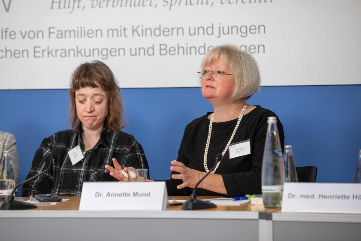 Leonie Welsch, selbst betroffene junge Erwachsene, Elterninitiative Apert-Syndrom und verwandte Fehlbildungen e.V. Dr. Annette Mund, Vorsitzende knw Kindernetzwerk e.V.