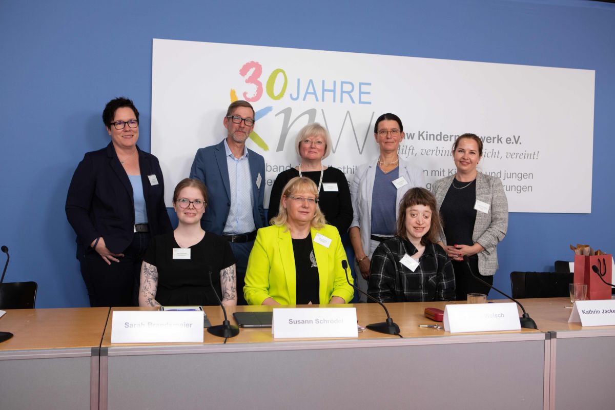 von links nach rechts: Kerstin Held, Vorsitzende Bundesverband behinderter Pflegekinder e.V. BbP Sarah Brandsmeier, selbst betroffene junge Erwachsene, Deutsche Ehlers-Danlos Initiative e.V. Sebastian Kahnt, betroffener Vater, Geschäftsführer Bundesverband Herzkranke  Kinder e.V. (BVHK) Susann Schrödel, stellvertretende Vorsitzende knw Kindernetzwerk e.V. Dr. Annette Mund, Vorsitzende knw Kindernetzwerk e.V. Dr. med. Henriette Högl, Geschäftsführerin des knw Kindernetzwerks e.V. Leonie Welsch, selbst betroffene junge Erwachsene, Elterninitiative Apert-Syndrom und verwandte Fehlbildungen e.V. Kathrin Jackel-Neusser, Geschäftsführerin des knw Kindernetzwerks e.V. 