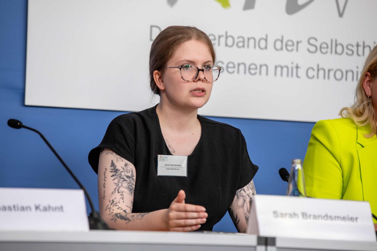 Die junge Sarah Brandsmeier, selbst betroffene junge Erwachsene, von der Deutschen Ehlers-Danlos Initiative e.V., forderte mehr Chancengleichheit.