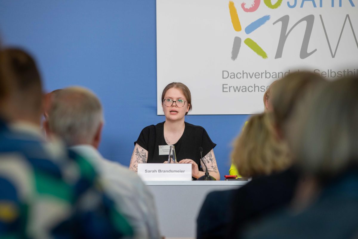 Die junge Sarah Brandsmeier, selbst betroffene junge Erwachsene, von der Deutschen Ehlers-Danlos Initiative e.V., forderte mehr Chancengleichheit.