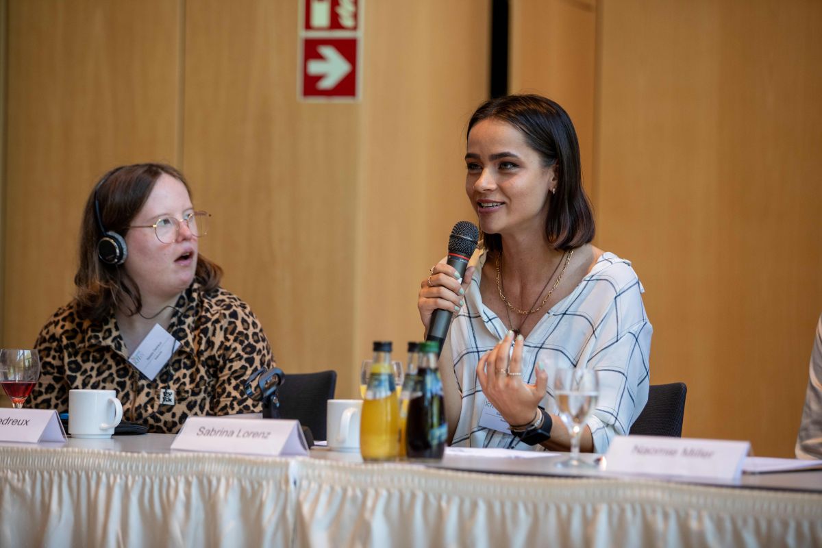 Natalie Dedreux und Sabrina Lorenz auf dem Podium im Bildungszentrum Erkner.