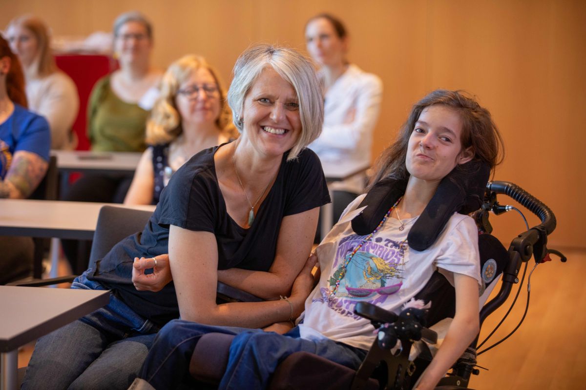 Lilith Fendt und ihre Mama haben sich über die Beiträge aus dem Panel „Perspektiven der Familien“ gefreut. Lilith Fendt und ihre Mama haben sich über die Beiträge aus dem Panel „Perspektiven der Familien“ gefreut.