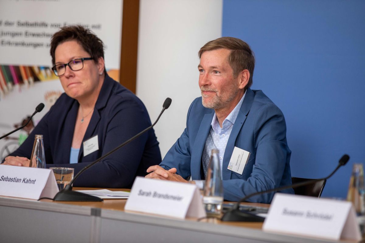 Kerstin Held, Vorsitzende Bundesverband behinderter Pflegekinder e.V. BbP und Sebastian Kahnt, betroffener Vater, Geschäftsführer Bundesverband Herzkranke  Kinder e.V. (BVHK) auf der Pressekonferenz des Kindernetzwerks.