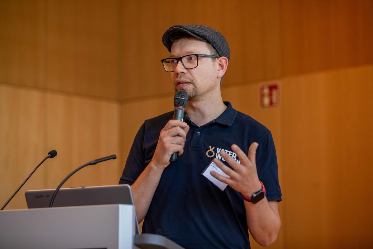 Heiner Fischer hält einen Vortrag beim Kindernetzwerk-Symposium. Heiner Fischer hält einen Vortrag beim Kindernetzwerk-Symposium.