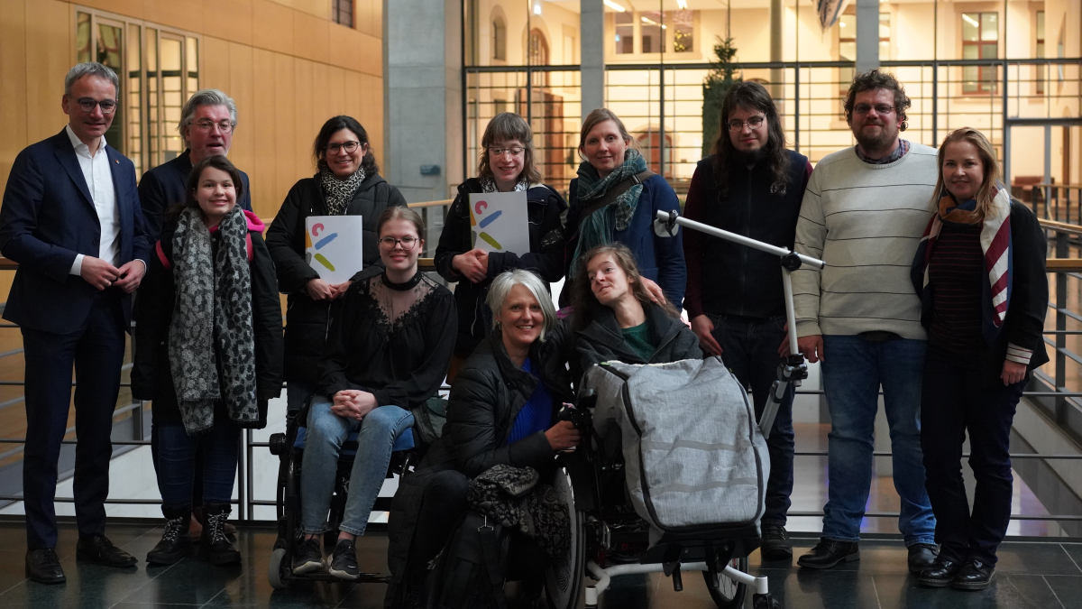 Junge Selbsthilfe Kindernetzwerk beim Besuch in der Kuppel.