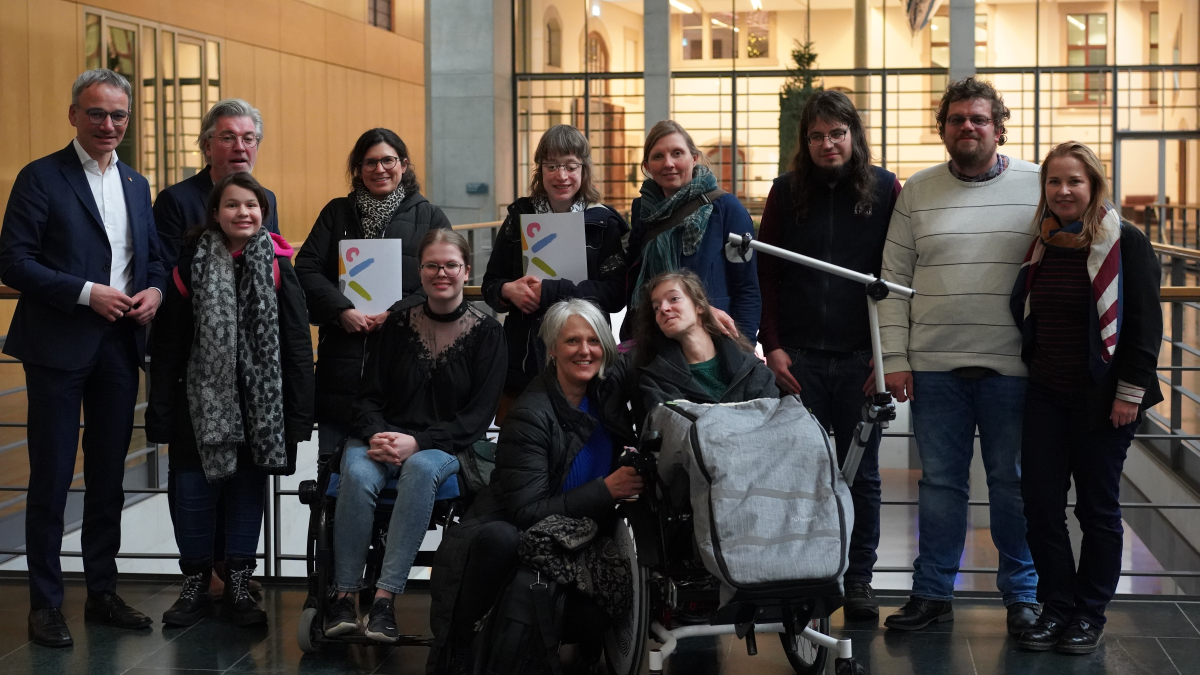 Mitglieder der Jungen Selbsthilfe des Kindernetzwerks und weitere Interessierte im Bundestag.