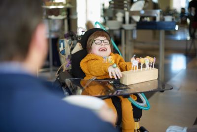 Ein kleiner Lichtblick: Mit ihrem sonnigen Gemüt und einer bunten Lolli-Bar beschenkte die 10-jährige Laura die Teilnehmer der Podiumsdiskussion. © GKV-IPReG ThinkTank