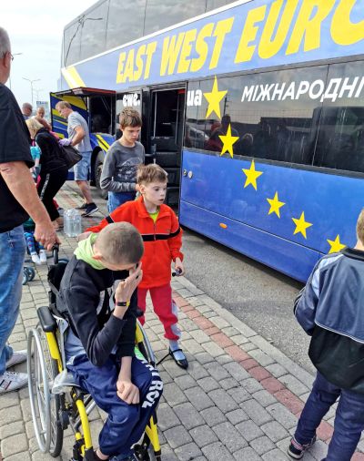 Eine Gruppe behinderter Kinder vor einem Bus