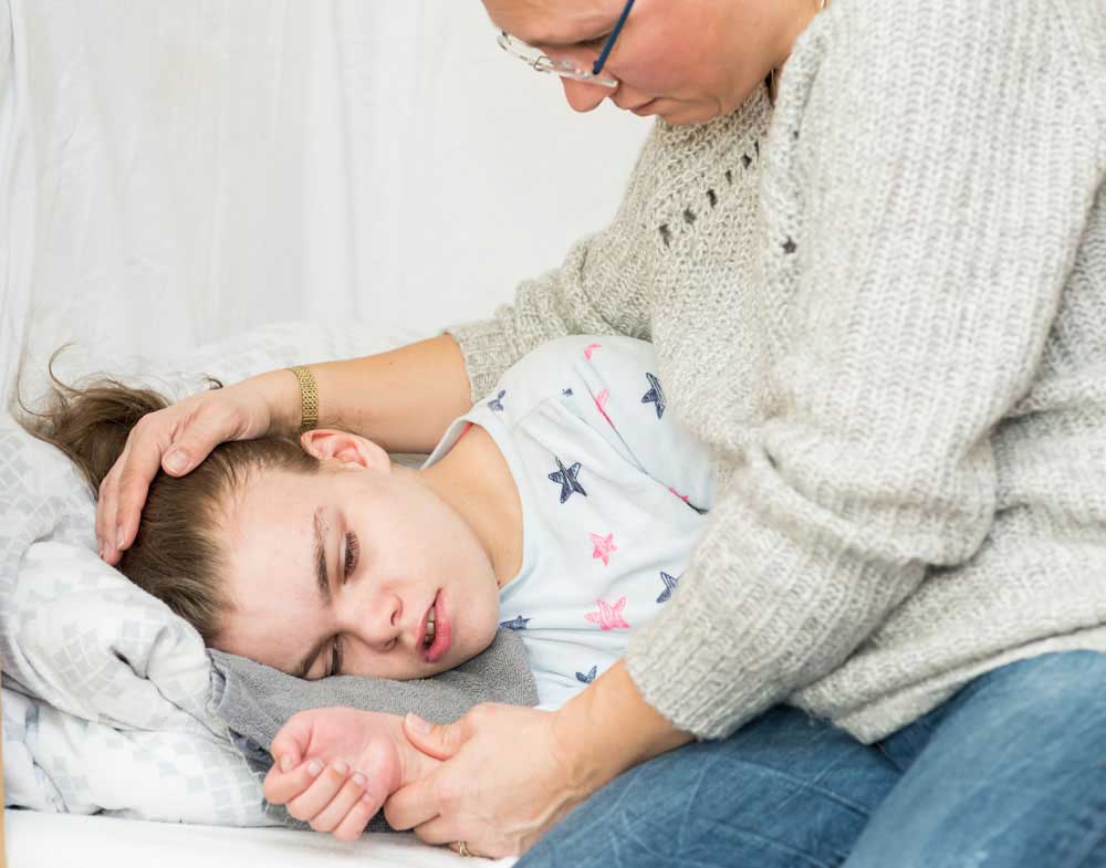 Bild Mutter streichelt ihr Kind Bild einer Mutter die ihr Kind streichelt