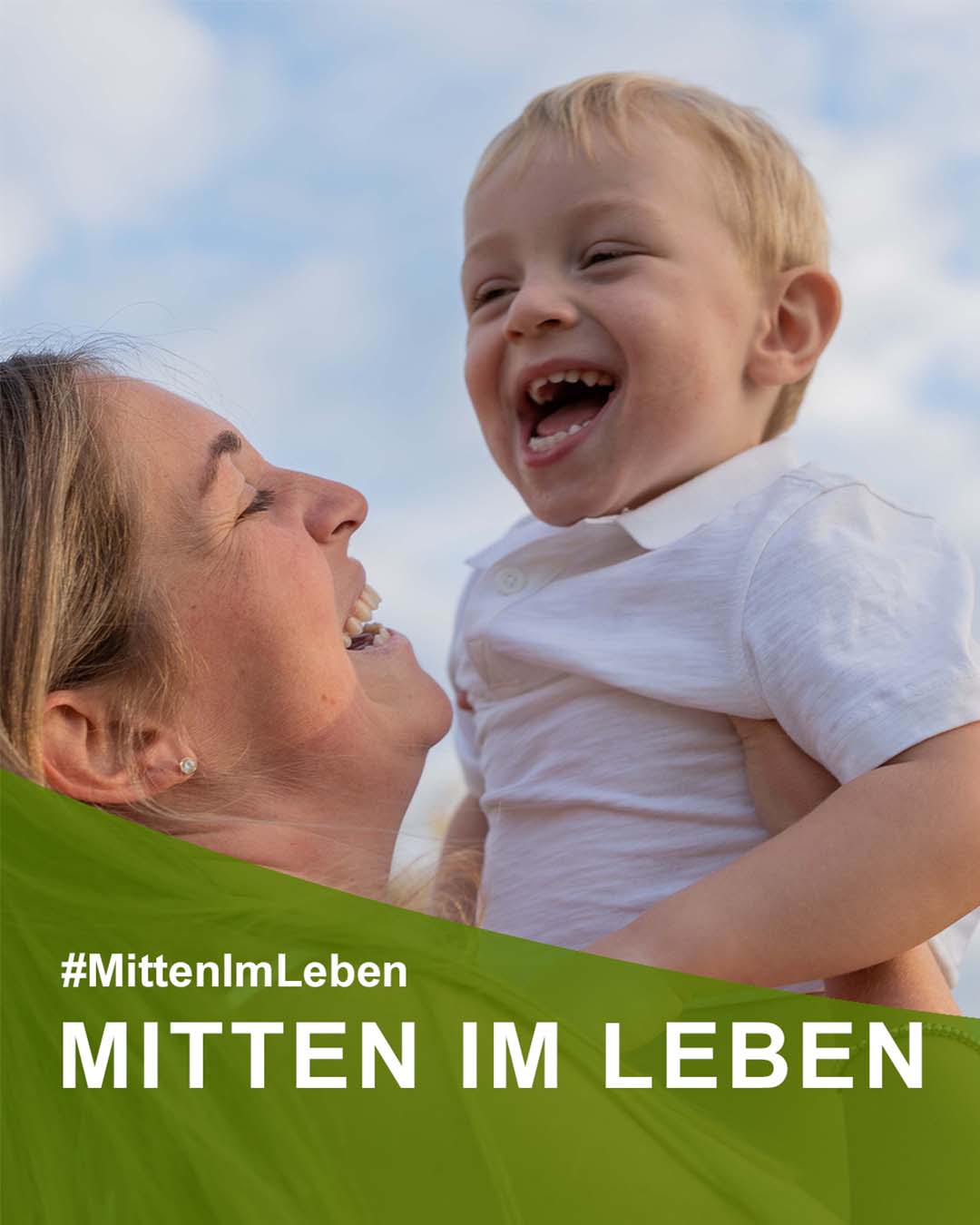 Frau mit Mutter, unten Grafik mit der Aufschrift: #MittenImLeben Du bist nicht allein Frau mit Mutter, unten Grafik mit der Aufschrift: #MittenImLeben Du bist nicht allein