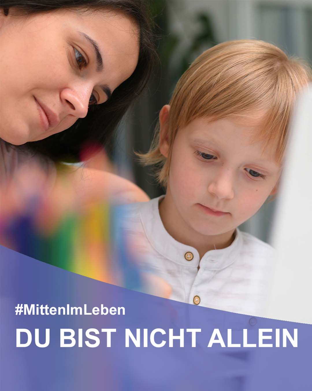 Frau mit Mutter, unten Grafik mit der Aufschrift: #MittenImLeben Du bist nicht allein Frau mit Mutter, unten Grafik mit der Aufschrift: #MittenImLeben Du bist nicht allein