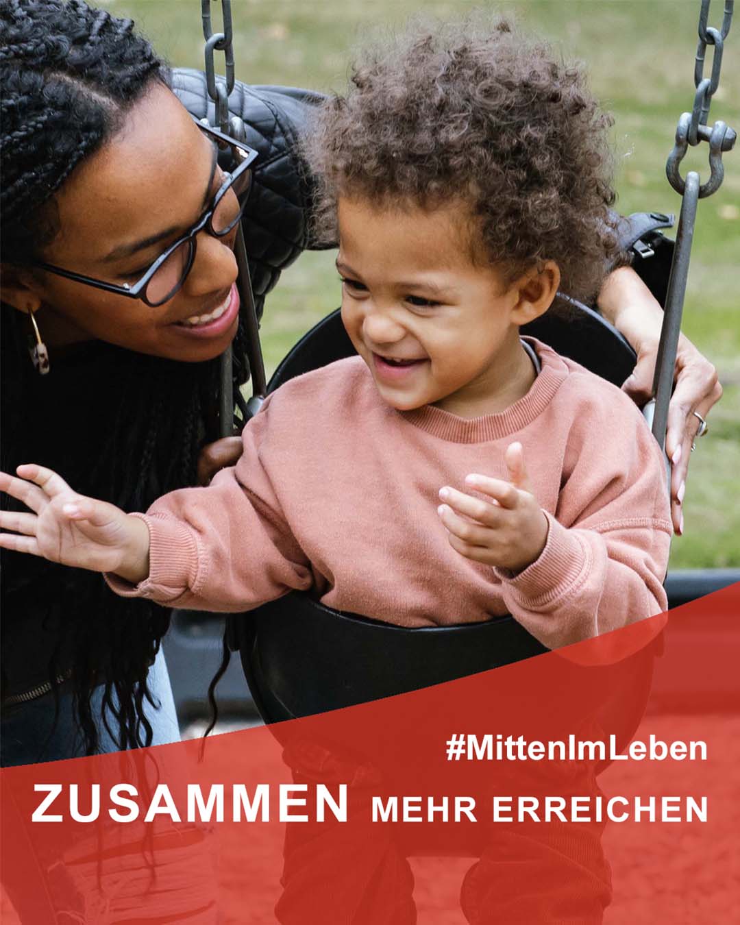 Farbige Mutter mit Kind, darunter der Titel: Zusammen mehr erreichen.