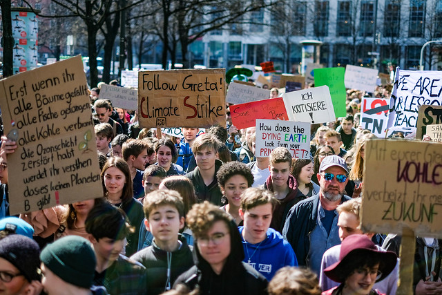 fff fridays for future demo kindernetzwerk streik klimastreik Foto einer Demonstration von fff fridays for future kindernetzwerk