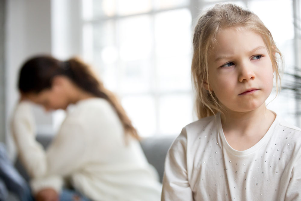 Kinderbuch: Papa Panda ist krank - Ein Bilderbuch für Kinder mit depressivem Elternteil Bild eines Mädchens das traurig schaut, im Hintergrund eine Schwester, die den Kopf auf die Hände stützt