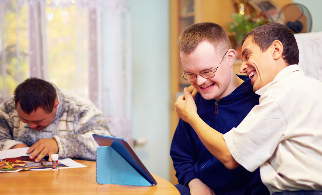 Mensch mit Down-Syndrom und Pfleger Ungenaue Werte bei Bluttest