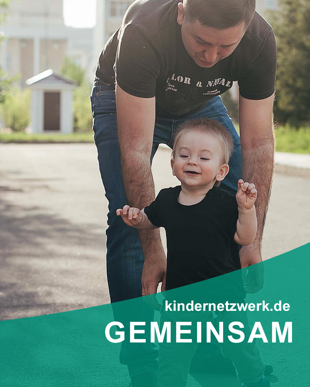 Lachender Vater mit seinem Sohn auf seinen Schultern.